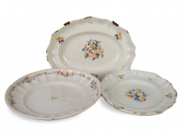 1376.  Conjunto de dos platos y una fuente de cerámica esmaltada de la serie del cacharrero.Alcora, h. 1770.