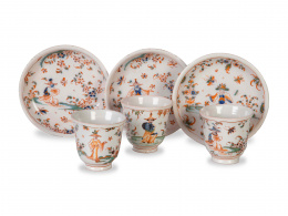 1371.  Conjunto de tres platos con sus jícaras de cerámica esmaltada de la serie Olerys.Alcora, primera época (1735-1749)