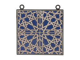 1228.  Cuatro azulejos de cerámica esmaltados en azul, formando retícula con una estrella.S. XVIII.