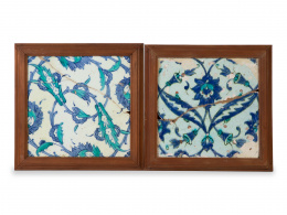 1378.  Dos azulejos Iznik de cerámica esmaltada en azul, verde y blanco.Turquía, S. XVI.