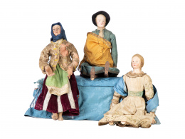 1223.  Lote de tres figuras para Belén en madera policromada con vestimentas de seda y terciopelo con aplicaciones.Inglaterra, ff. del S. XVIII - pp. del S. XIX.