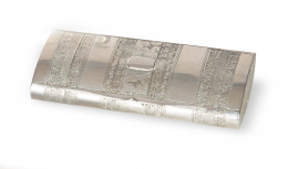 1319.  Tabaquera de metal plateado con decoración grabada en bandas.S. XIX.