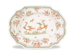 519.  Bandeja de cerámica esmaltada de la serie de chinescos.Alcora, primera época (1735-1760).