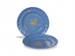 518.  Pareja de platos de cerámica esmaltados en azul con ramillete en amarillo en el asiento.Alcora, h. 1784.