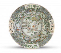 559.  Cuenco en porcelana con personajes en cartelas y paisajes de familia verde Cantón, dinastía Qing, época Hsien-Feng, 1850 - 1861. 