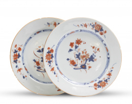 567.  Pareja de platos de porcelana esmaltada de Compañía de Indias de estilo Imari.China, S. XVIII.