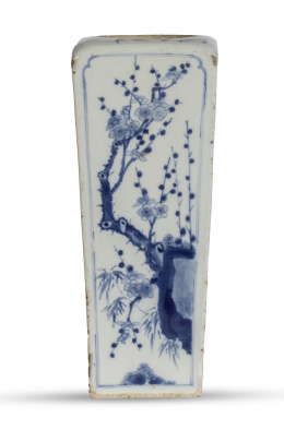 570.  Jarron en porcelana esmaltada en blanco y azul, decorada con flores de almendro. China, época Kangxi (1662-1722).