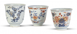 566.  Conjunto de tres jícaras en porcelana de estilo Imari esmaltadas en rojo de hierro, azul y dorado.China, S. XVIII.