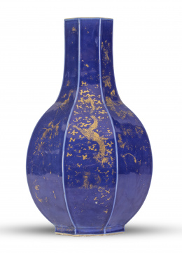 563.  Jarron "powder blue" de forma octogonal con dibujos en cada cartela con paisajes, mariposas y dragones. esmaltado en azul y dorado. China, dinastía Guangxu (1875-1908). 