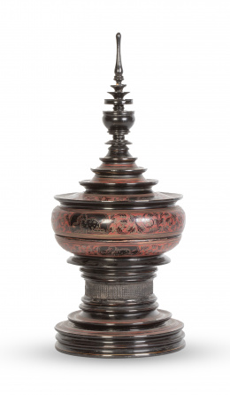 826.  Recipiente para guardar comida en forma de pagoda de madera lacada de rojo y negro decorado con hojas y elefantes en cartelas.Tibet?, S. XIX.