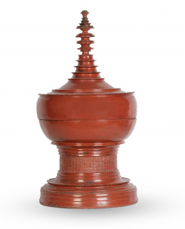 823.  Recipiente de madera lacada de rojo en forma de pagoda  para guardar comida.Tíbet, S. XIX.