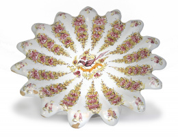 1092.  Salvilla de cerámica esmaltada de rosa y verde, con "pardalot" y cenefas de flores.Manises, S. XIX.