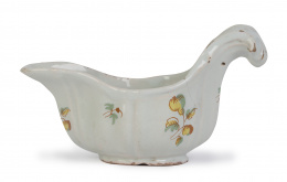 1148.  Cremera en cerámica esmaltada, decorada con frutos.Alcora, serie del cacharrero, h. 1770