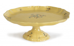 1149.  Salvilla en cerámica de Alcora esmaltada en amarillo, con ramilletes de flores.Serie de cacharrero, Alcora, h. 1770