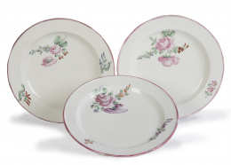 1150.  Lote de tres platos de "porcelana de Alcora".Serie de las flores Alemanas, Alcora, (1787-1825).