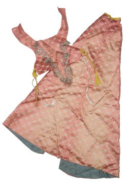 325.  Falda y corpiño para imagen vestidera en seda de raso en rosa y aplicaciones de hilos dorados, simulando encaje de bolillos.Trabajo español, ff. del S. XVIII..