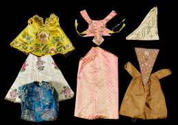 324.  Traje de niño Jesús en seda china bordada, S. XVII-XIX, falda en seda blanca bordada con flores rematada por hilos metálicos simulando bolillos.Trabajo valenciano, S. XVIII, y traje en seda amarilla con flores bordadas, S. XVIII..