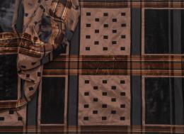 1216.  Lote de cuatro fragmentos en seda marrón y terciopelo negro.Años 20.