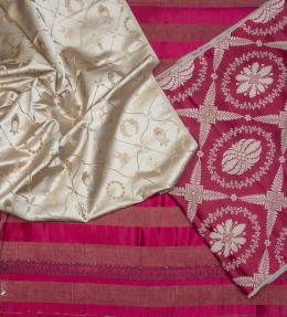 1156.  Lote de tres telas: una imperio bordada en seda con liras, otra roja con rayas y otro granate con bordado.S. XIX.