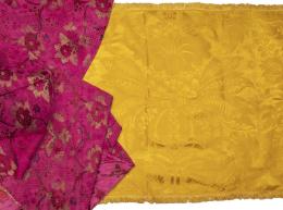 1226.  Lote de cuatro fragmentos de tela en fucsia con hilo bordado en horo y fragmento en amarillo con forro en verde.S. XIX.