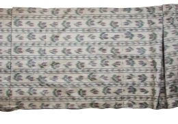 1601.  Paño de seda Carlos IV y fragmentos con decoración de flores.Trabajo mallorquín, S. XVIII.