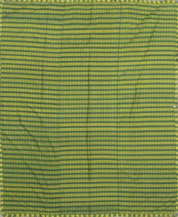 1102.  Colcha en hilo verde y amarillo bordada con bandas geométricas, con flecos.S. XIX.
