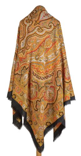 1217.  Pañoleta con diseño de pasley con cenefa en negro.S. XIX.