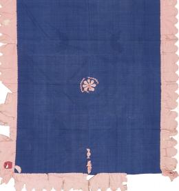 1212.  Colcha de tela azul con cenefa y flor en el centro en rosa.S. XIX.