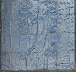 1219.  Colcha en raso de seda en azul clarito bordada en blanco, rematada por aplicación de madroños.S. XIX.