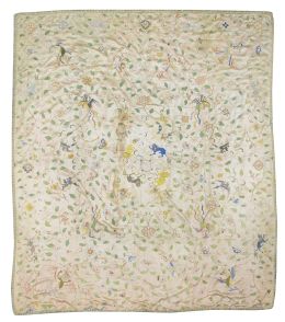 1296.  Paño de seda bordado con hilos de color decorado con leones de foo, ave fenix y hojas.Cantón, h. 1800.