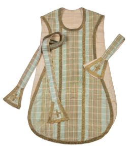 540.  Casulla de seda verde de cuadros con galones, un manipulo y una estola.Trabajo español, S. XVIII.