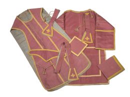 523.  Terno en tela rosa con galones, para el domingo de Gaudete (de la alegría).España, h. 1800.