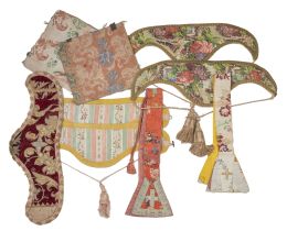 525.  Conjunto formado por dos manípulos, cuatro cuellos y bolsa de corporales, con flores bordadas.España, S. XVII - S. XVIII.