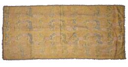 1166.  Paño de seda amarilla, bordada con flores, rematado por hilos metálicos.España, S. XVIII.