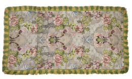 542.  Paño Carlos IV bordado con flores de hilos de color e hilos plateados, rematado por flecos.España, S. XVIII.