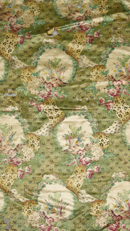 493.  Fragmento de seda estampada con decoración de triunfos en cartelas y piel de leopardo.Trabajo francés, ffs. del S. XVIII..