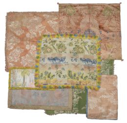 519.  Conjunto de siete cubrecalices con diferentes motivos, en seda bordados, algunos rematados en flecos.España, S. XVIII.