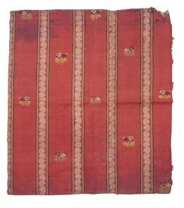 1152.  Fragmento de tela Carlos IV en rojo con flores bordadas y rayas.España, finales del S. XVIII.