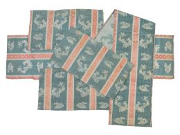 709.  Lote de cinco fragmentos de seda azul con personajes y arquitectura y cenefas rosas con flores.S. XIX.