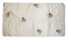 1077.  Tela de seda con flores bordadas en hilos dorados.España, S. XVIII.