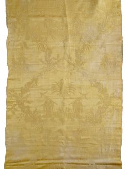 634.  Dos fragmentos de tela amarilla bordada en el mismo color decoradas con chinerías.S. XVIII.