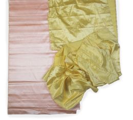 516.  Lote de cuatro fragmentos de seda amarilla y un rollo de seda rosa.S. XVIII.