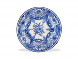 328.  Plato de cerámica esmaltada en azul de cobalto, con pabellones y una flor.Fábrica de las Arenas, Manises, S. XIX.