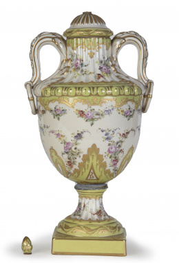 838.  Jarrón con tapa de porcelana esmaltada y dorada de estilo Luis XVI, pp. del S XX.
