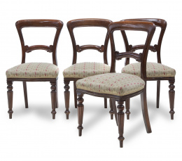 849.  Lote de cuatro sillas de estilo victoriano de madera de caoba, S. XX.