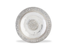 405.  Fuente de plata de decoración repujada, con marcas "GAL...FO?" y numeración romana VIII grabada. S. XVIII.