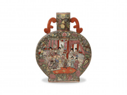 394.  Cantimplora en porcelana esmaltada con escena palaciega, decoración floral y aves.Siguiendo el período de Tung Chih (1862-1875), China, S. XX.