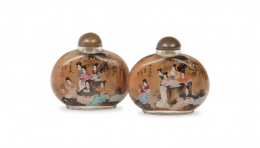 386.  Pareja de snuff bottles pintados bajo cristal.China, ff. del S. XIX.