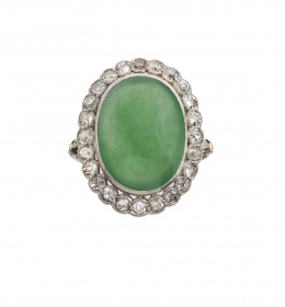 295.  Sortija c.1910 con cabuchón de jade imperial orlado de brillantes de talla antigua