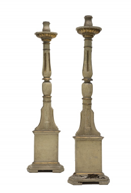 996.  Pareja de torcheros Carlos IV de madera lacada de blanco y dorada.Trabajo español, h. 1800.